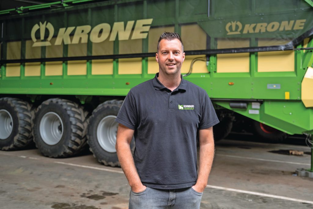 Rob Kuunders, eigenaar van Loonbedrijf Kuunders in het Brabantse Deurne, koos voor de grootste uitvoering voor transport op grotere afstanden: een GX 520 drieasser zonder doseerwalsen.