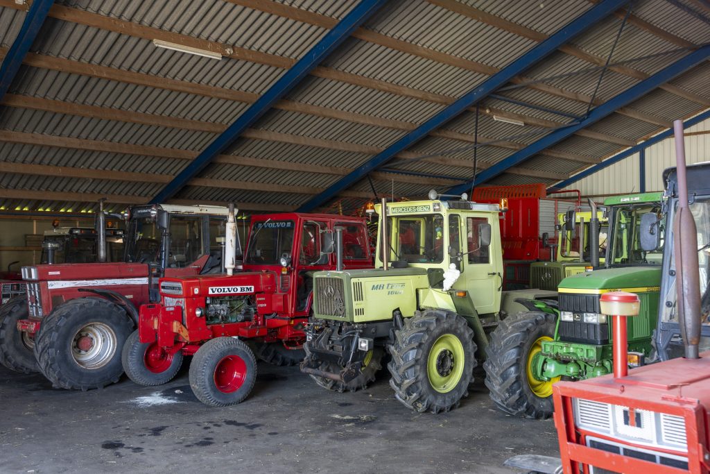 Een blik in de machineberging. De Jong plaatst zijn machines graag onder dak en geeft ze in de herfst een speciale behandeling waarbij hij belangrijke delen smeert en de lak beschermt met een olie.