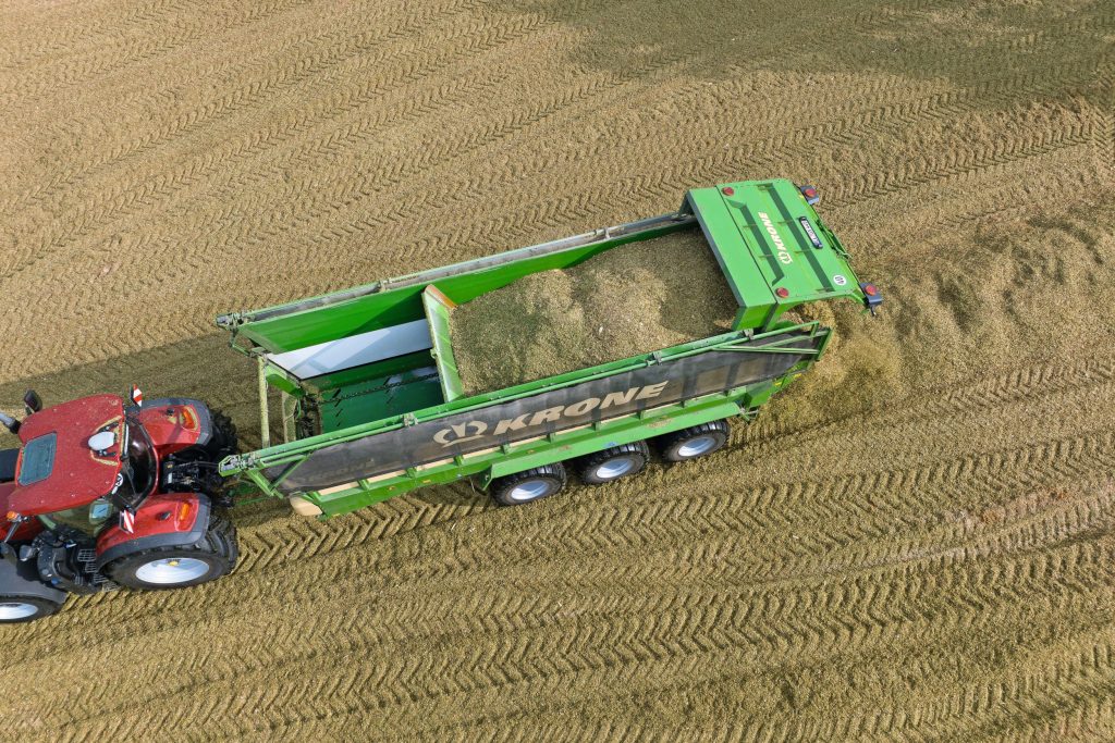 De Krone GX-universele transportwagen is daadwerkelijk universeel inzetbaar. De wagen lost zonder doseerwalsen bovendien al zo gelijkmatig dat die eigenlijk overbodig zijn. Scheelt gewicht en lostijd.