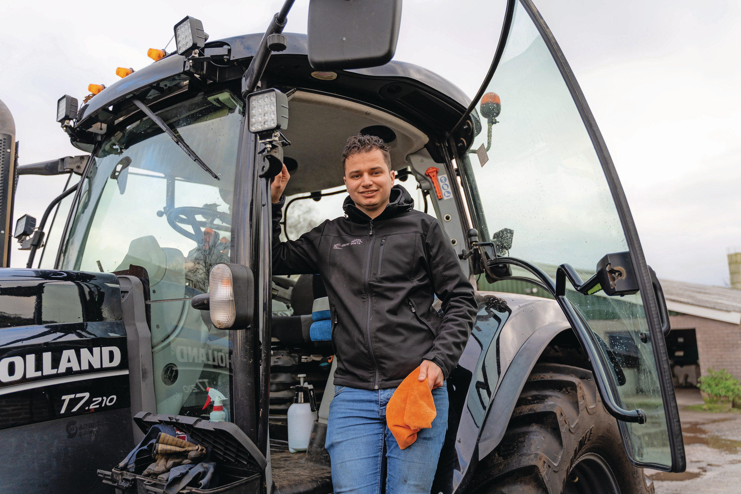 Pieter Dekker is met zijn bedrijf Pieter Poets gespecialiseerd in het reinigen van auto’s, boten en ook trekkers en andere landbouwvoertuigen. TREKKER liep een dagje met hem mee om te zien hoe hij een vieze trekker grondig aanpakt. Foto’s: Andrea van Schaik