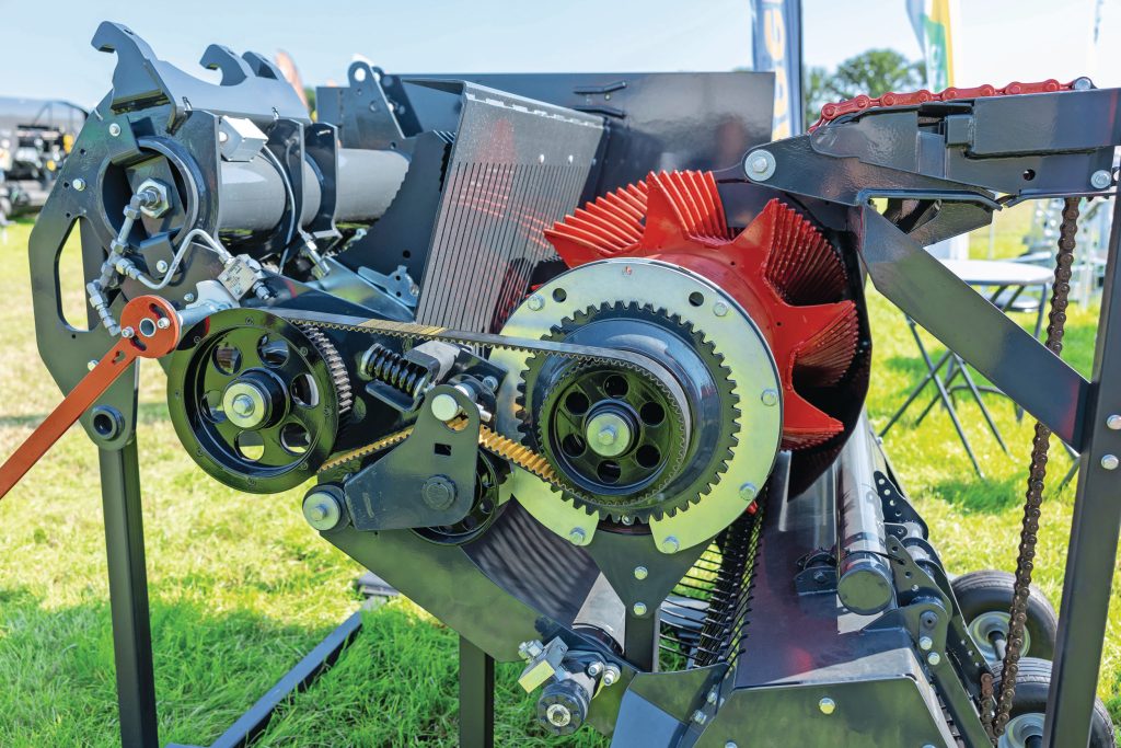 Het hart van de Schuitemaker 7.700-dubbeldoelwagen. Snijlengte 40 millimeter, maar inmiddels ook leverbaar met een rotor voor 24 millimeter snijlengte. Dat gaat gepaard met 4 in plaats van 5 millimeter dikke messen. Rotordiameter en totale concept zijn gehandhaafd.