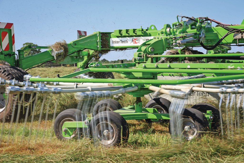 Het zeswielige onderstel is standaard. Per rotor zijn er elf afneembare tandarmen met vier tanden per arm. Links en recht kun je individueel uitheffen dankzij een elektronisch ventiel.
