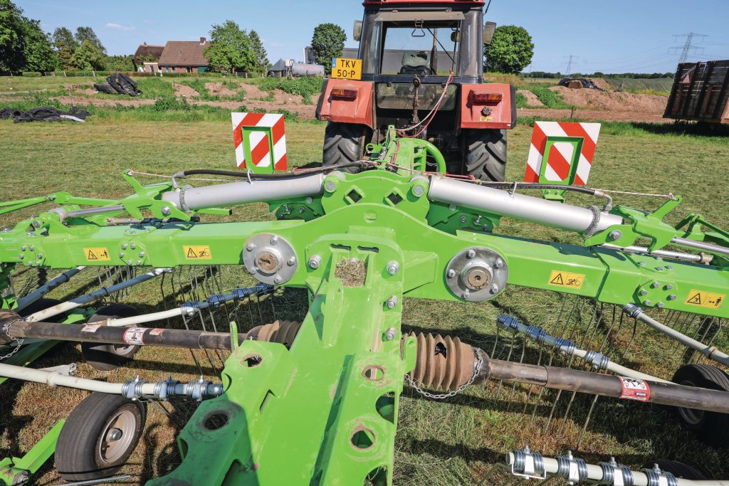 De bouw van het frame en de ophanging van de rotoren oogt degelijk. De werkbreedteverstelling is standaard hydraulisch.