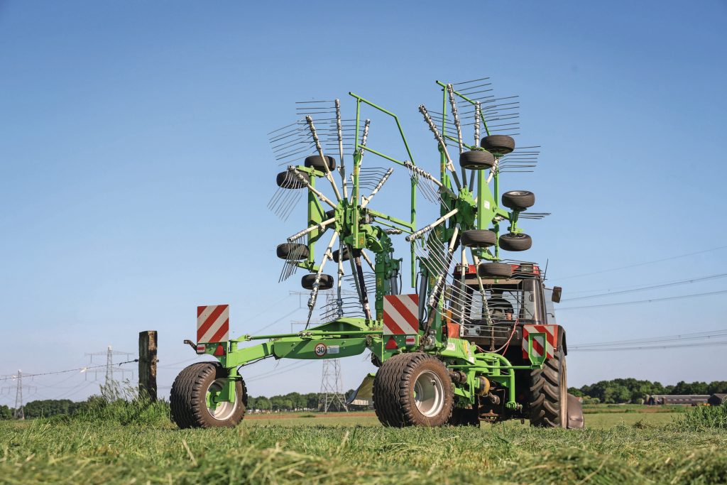 Hier staan de elementen nog in de brede werkstand, maar ook ingeschoven is de hark nog 4,15 meter hoog. Formeel moet je dus tandarmen uitnemen om de weg op te gaan. En dat kan, maar concurrenten blijven veelal wél onder de 4 meter.