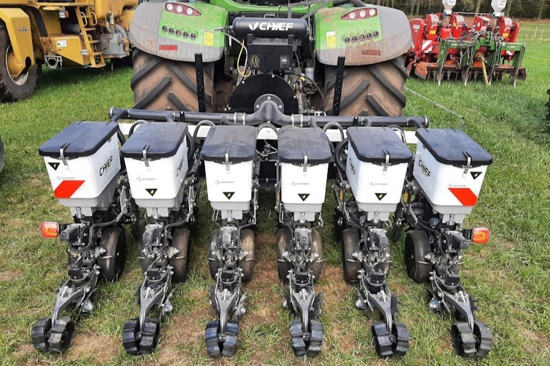 De geavanceerde Chief-precisiezaaimachine van Agrisem is te zien op Akkerbouwdag 2025 op 4 juni in Lelystad. De Chief is een hightech machine uitgerust met sensoren die het vochtgehalte van de bodem meten en real time de zaaidiepte en druk op de zaaielementen aanpassen. – Foto: NPPL