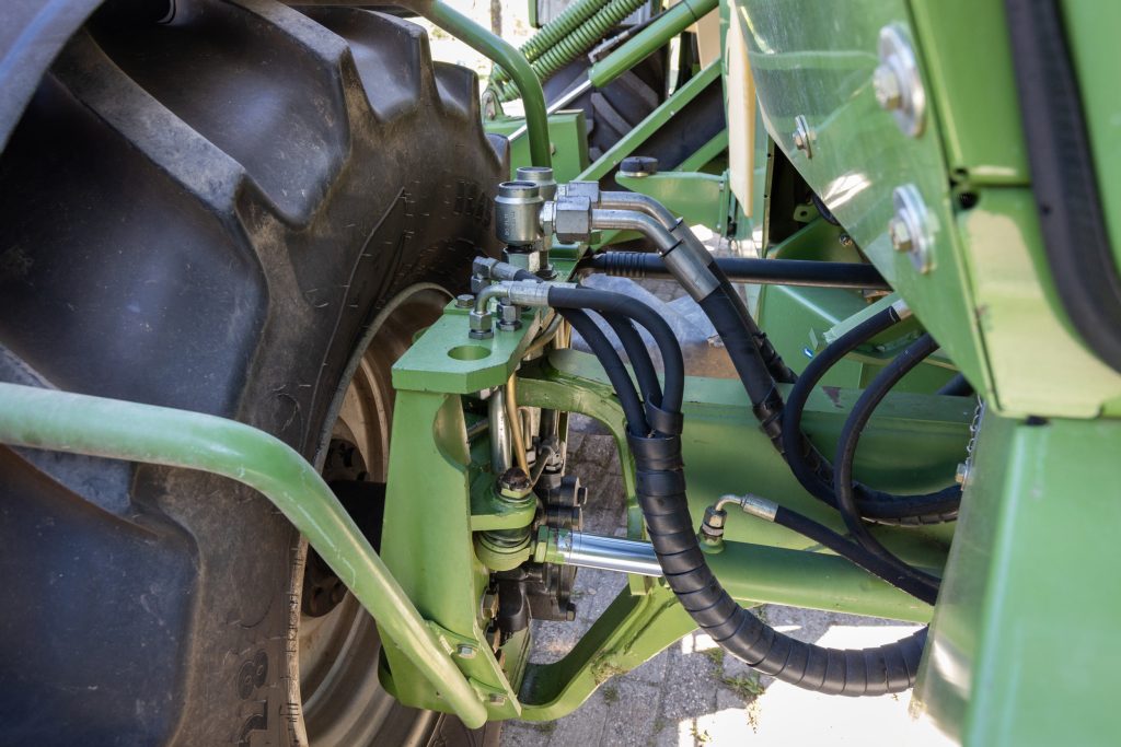 De Poclain-wielmotoren hebben een slechte naam. Want soms, vooral in heuvelachtige regio’s, gaat een looprol van een plunjer kapot. De wielmotoren zijn kostbaar (€7.000 tot €10.000), en het werk ligt stil. Check ook de draaikoppelingen bovenop, die willen wel ‘ns gaan lekken.