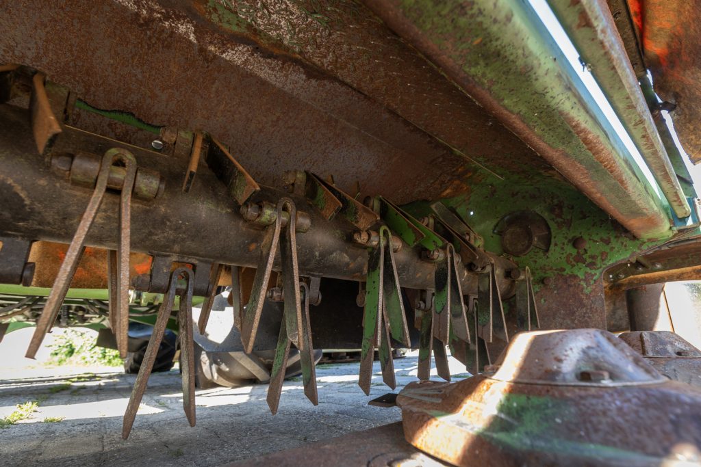 Deze maaiers zijn uitgerust met V-vormige dubbele klepels die vrij bewegend zijn opgehangen in busjes. Die busjes zijn slijtgevoelig, vooral van de klepels die in de gewasstroom zitten. Een setje (pen en busje) kost €10 per klepel.