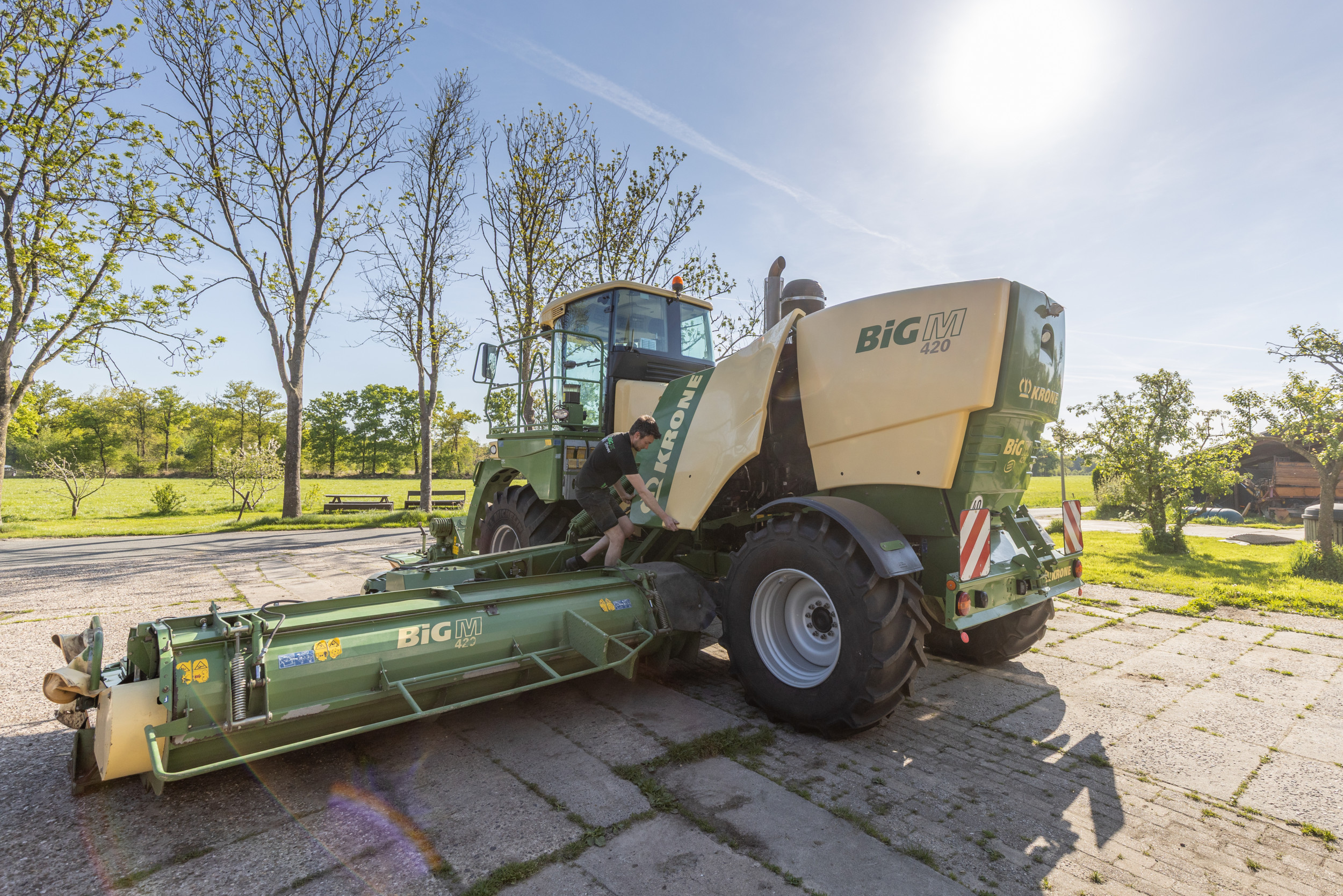 Maaier Krone Big M is een echte hectarevreter, maar soms wel een kostbare. In de regel geldt dat als je een Big M nieuw koopt, je daar jaarlijks 2.000 tot 3.500 hectare mee gaat maaien. Dus je moet niet vergeten dat een tweedehands zomaar 20.000 of zelfs 30.000 hectare heeft gemaaid. En dan nemen de onderhoudskosten toe. – Foto’s: Bob Karsten