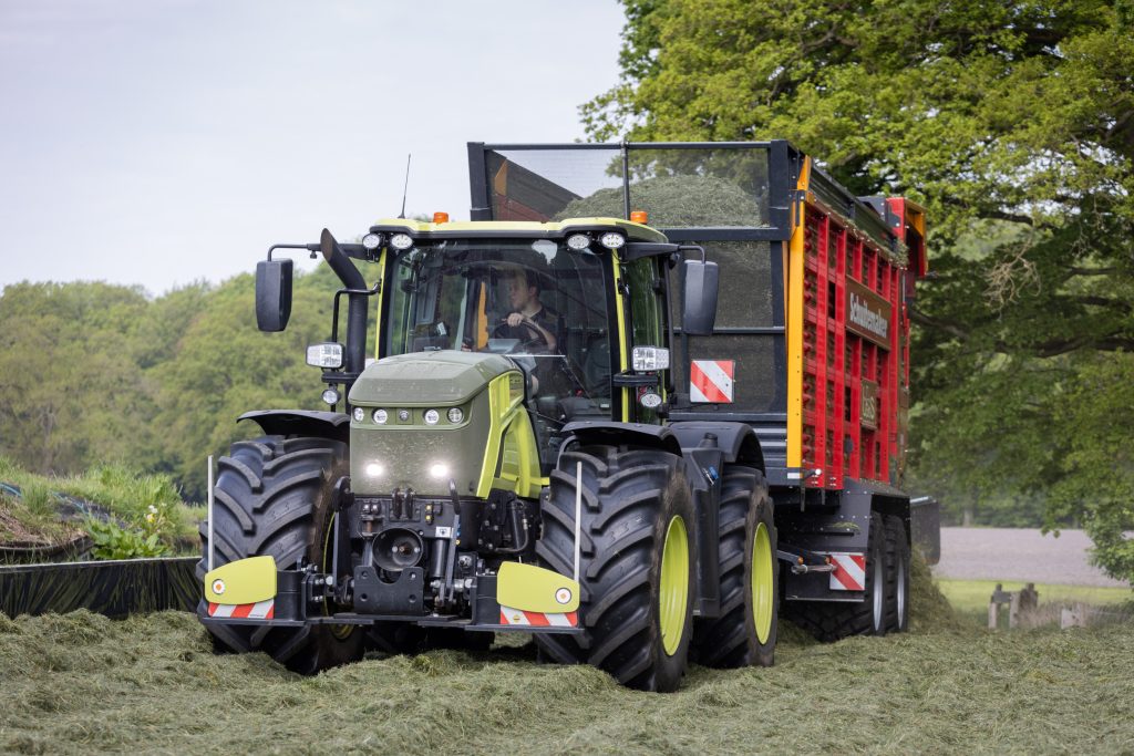 De ‘Fastrac 4250 Intercooler’ van Loos draaide inmiddels 1.300 uur. De trekker staat vooral voor een Schuitemaker-silagewagen en Dezeure-gronddumper, en daarnaast voor de dieplader of spitmachine. – Foto: Bob Karsten