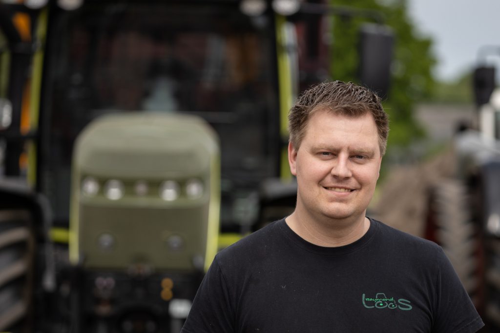 Raymond Loos (30) over zijn JCB Fastrac 4250 Intercooler: “Het veercomfort is echt geweldig. Het rijdt en remt perfect. Wel zijn de achterwielen relatief laag, en ligt het verbruik wat hoger.” – Foto: Bob Karsten
