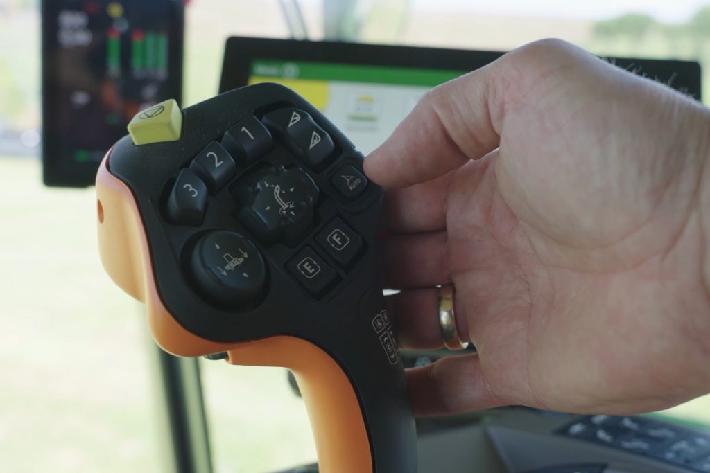 Met de Command Pro-bedieningshendel kan de bestuurder pijp en bek automatisch vullen, en via gps de machine besturen. Daarnaast zitten op de hendel nog 11 programmeerbare knoppen en een programmeerbaar scrollwiel.
