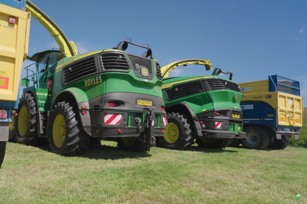 De nieuwe F8.600 en de oude 9.600i-hakselaars naast elkaar laten goed het verschil in uiterlijk zien tussen de twee machines. Wat meteen opvalt is de vorm van de motorkap en de plek waar het John Deere-logo zit.