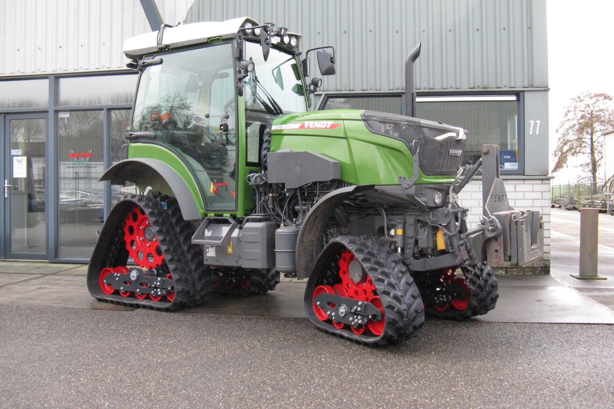 HeGro Agri Service neemt Westtec Innovations over, die gespecialiseerd is in rupsen voor met name boomgaardmachines. Tracks in de boomgaarden zijn volgens HeGro en Westtec een interessante optie op het gebied van stabiliteit en grip. Zeker wanneer je bij natte omstandigheden vaak door hetzelfde spoor rijdt. – Foto: Westtec Innovations