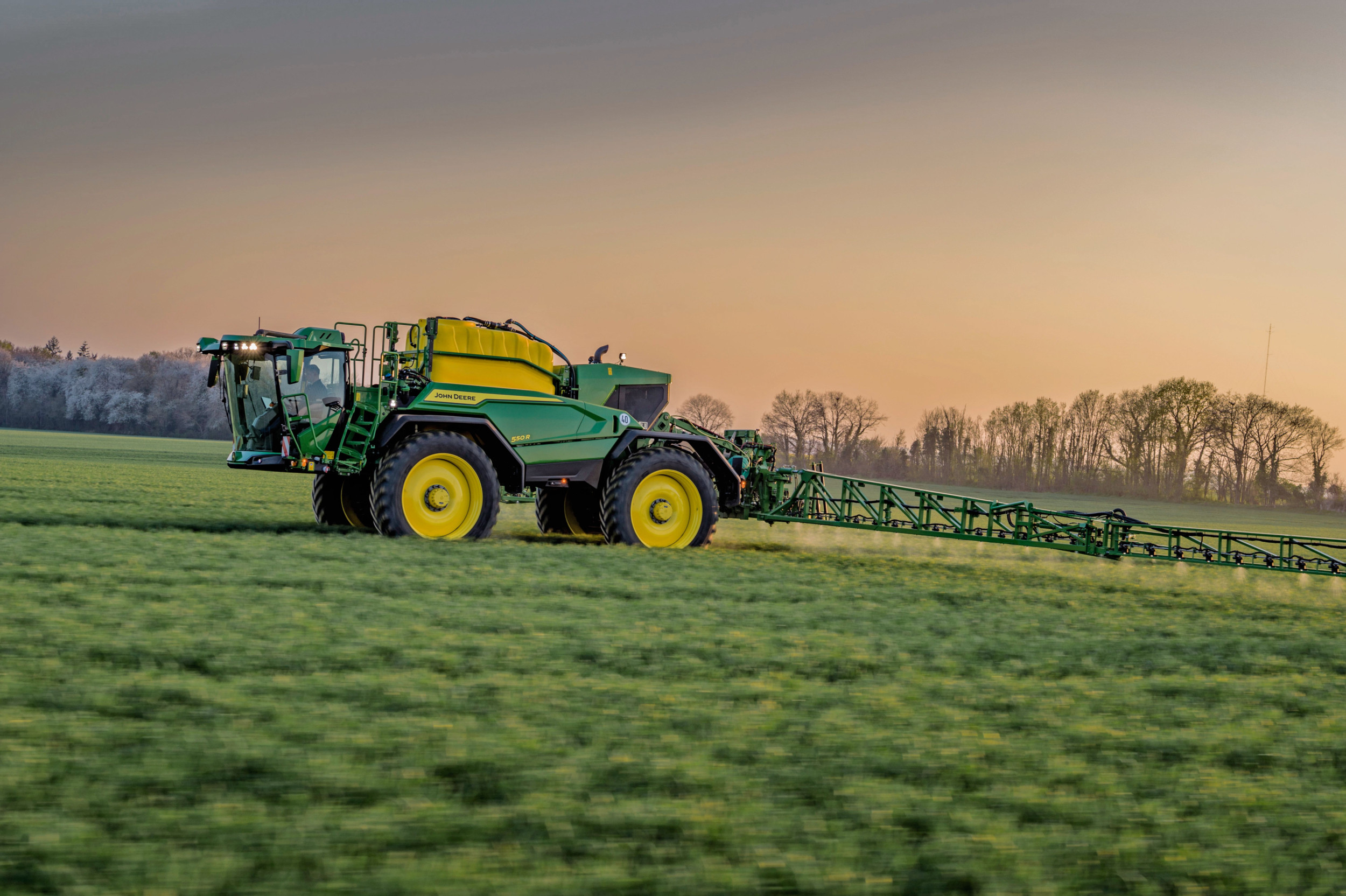 John Deere introduceert nieuwe 500R zelfrijdende veldspuit. Deze veldspuit heeft dezelfde cabine als de combines en veldhakselaars. – Foto: Stefan Longin