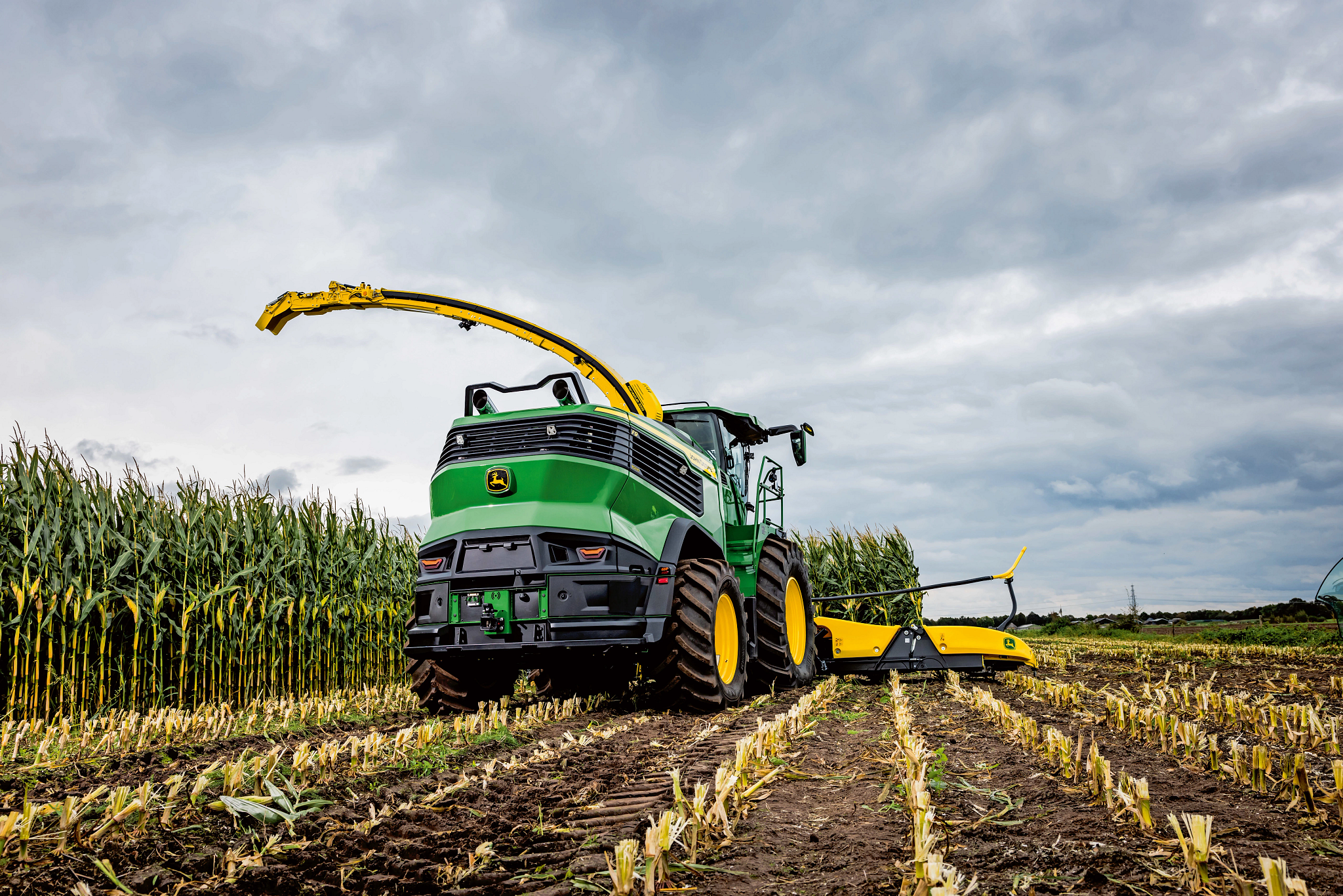 John Deere introduceert twee nieuwe hakselaarseries: de F8 en F9. Dit zijn de vervangers voor de 8000- en 9000-serie John Deere-hakselaars. – Foto’s: John Deere.