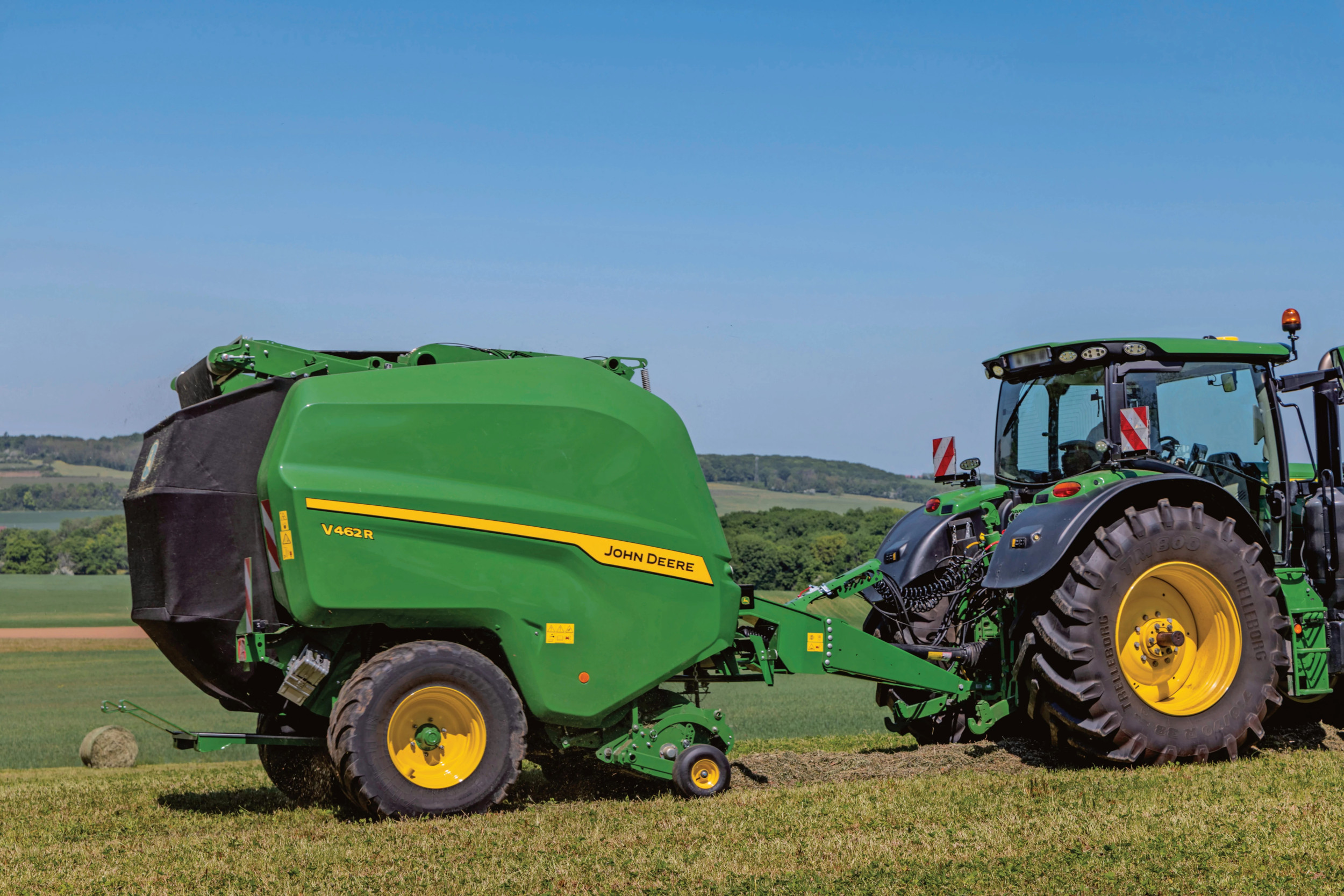 John Deere presenteert een nieuwe generatie rondebalenpersen. Het volledige pakket aan persen, zowel de vaste- als variabele kamerpersen evenals de perswikkelcombinaties hebben een update gekregen. – Foto’s: John Deere