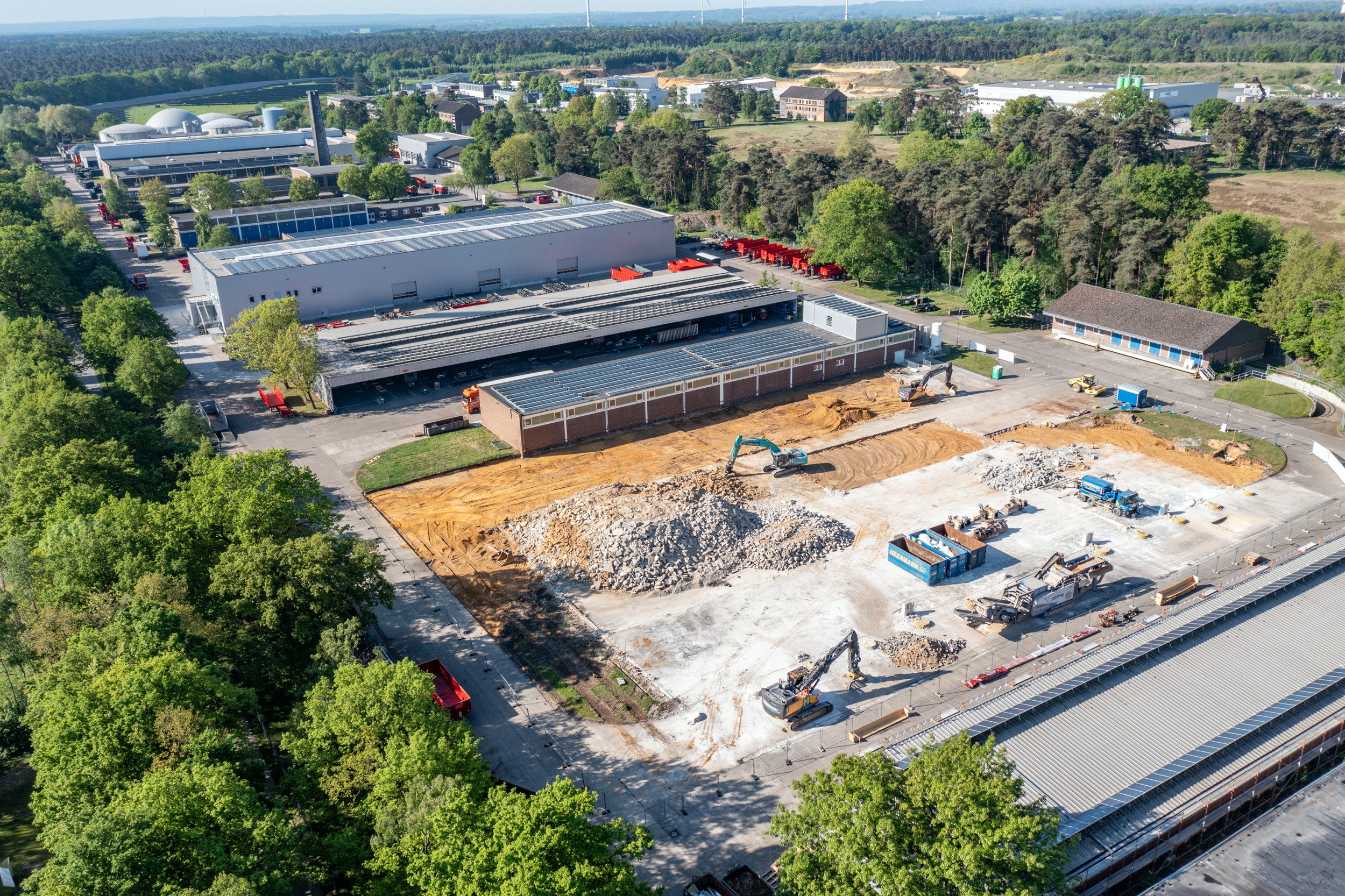 Krampe breidt flink uit in Coesfeld (D.) voor de productie van Radium-silagewagens en FlexBody-driezijdige kippers. – Foto’s: Krampe