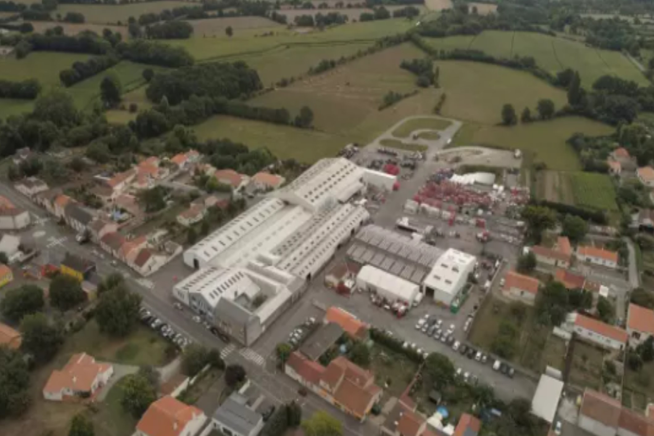 De Kuhn Blanchard-fabriek in het Franse Chaumes-en-Retz waar binnenkort definitief de productie van veldspuiten stopt. Daarmee verdwijnen 50 banen. – Foto: Kuhn