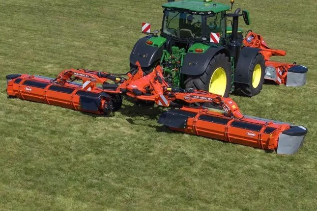 De Kuhn GMD 9530-vlindermaaier heeft een werkbreedte tot 9,5 meter en een vermogensbehoefte van 175 pk. Dit is aanzienlijk minder dan een vlindermaaier met kneuzer, die minimaal 220 pk nodig heeft. – Foto: Kuhn