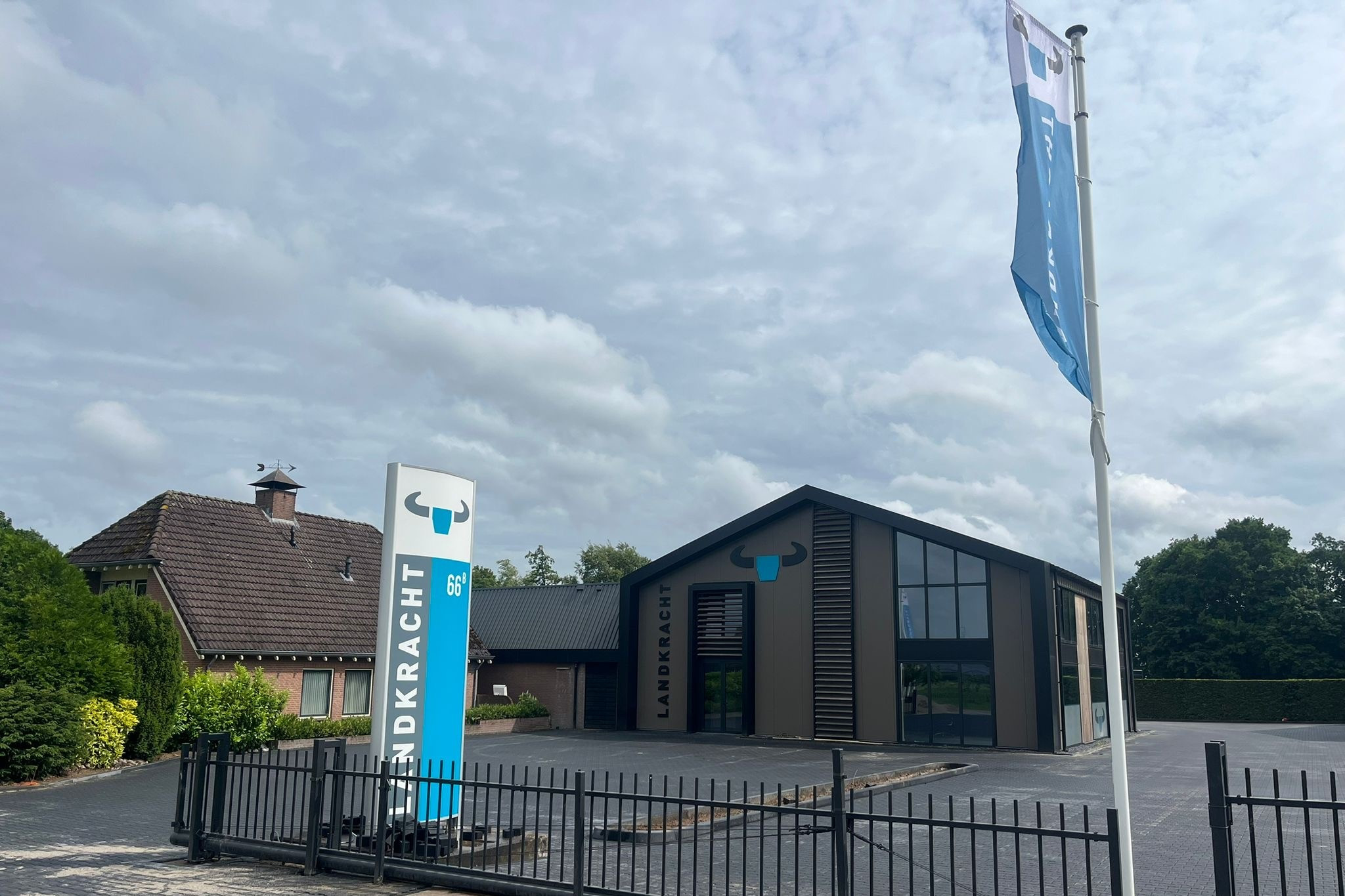 Het nieuwe pand van Landkracht Agri in Luttenberg. Dit is het voormalige onderkomen van de afgelopen voorjaar failliet verklaarde John Deere-dealer GroeNoord. – Foto’s: Landkracht Agri