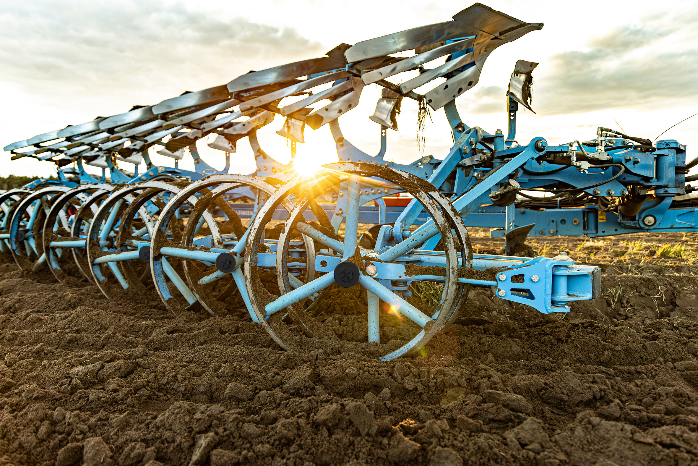 Lemken levert de vorenpakker voor de Diamant 18-ploeg nu af fabriek. De vorenpakker is gemonteerd aan het hoofdframe van de ploeg en hoeft voor transport niet gedemonteerd te worden. Foto’s: Lemken