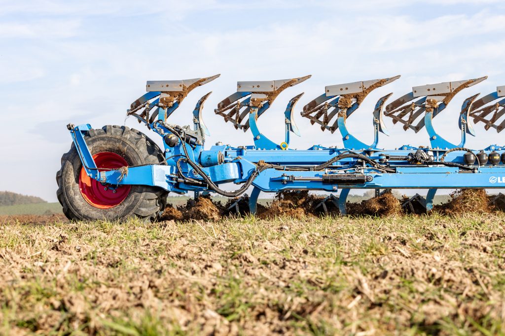 Het wiel zit achter de laatste schaar van de ploeg. Volgens Lemken zorgt dit voor een lager zwaartepunt en daardoor een stabielere machine.