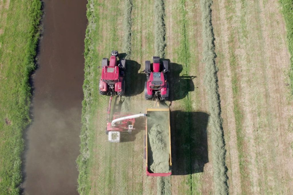 De Lely is uitgerust met een extra tank aan de achterkant voor het toedienen van kuiltoevoegingsmiddelen. Deze tank heeft de loonwerker achteraf op de machine laten bouwen.