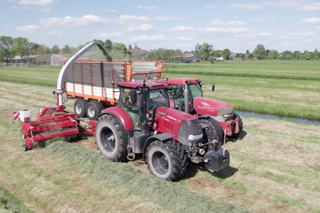 Getrokken Lely-hakselaar Storm P300 Profi wordt getrokken door een Case Puma 165. Deze trekker heeft een vermogen van 165 pk en weegt net geen 6.500 kg. Dit maakt deze combinatie, in totaal ongeveer 8.500 kg, aanzienlijk lichter dan een zelfrijdende hakselaar.
