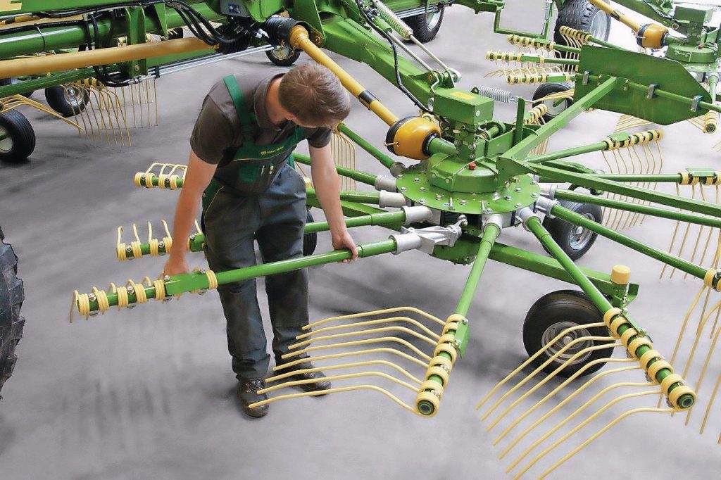 Bij alle merken harken zijn de tandarmen afneembaar. Bij SIP, Samasz en Kuhn is dat ook nodig om onder de 4 meter transporthoogte te blijven.