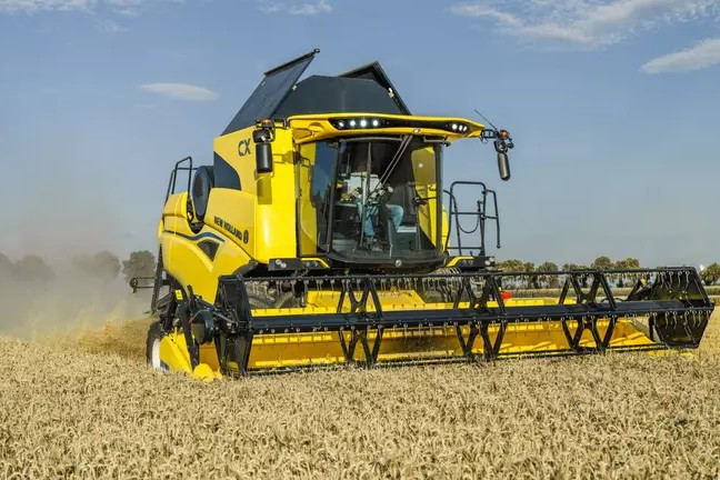 De updates aan de CX- en TC-schuddermaaidorsers en Varifeed-maaiborden van New Holland volgen op de introductie van de nieuwe topmodellen in 2023. – Foto: New Holland