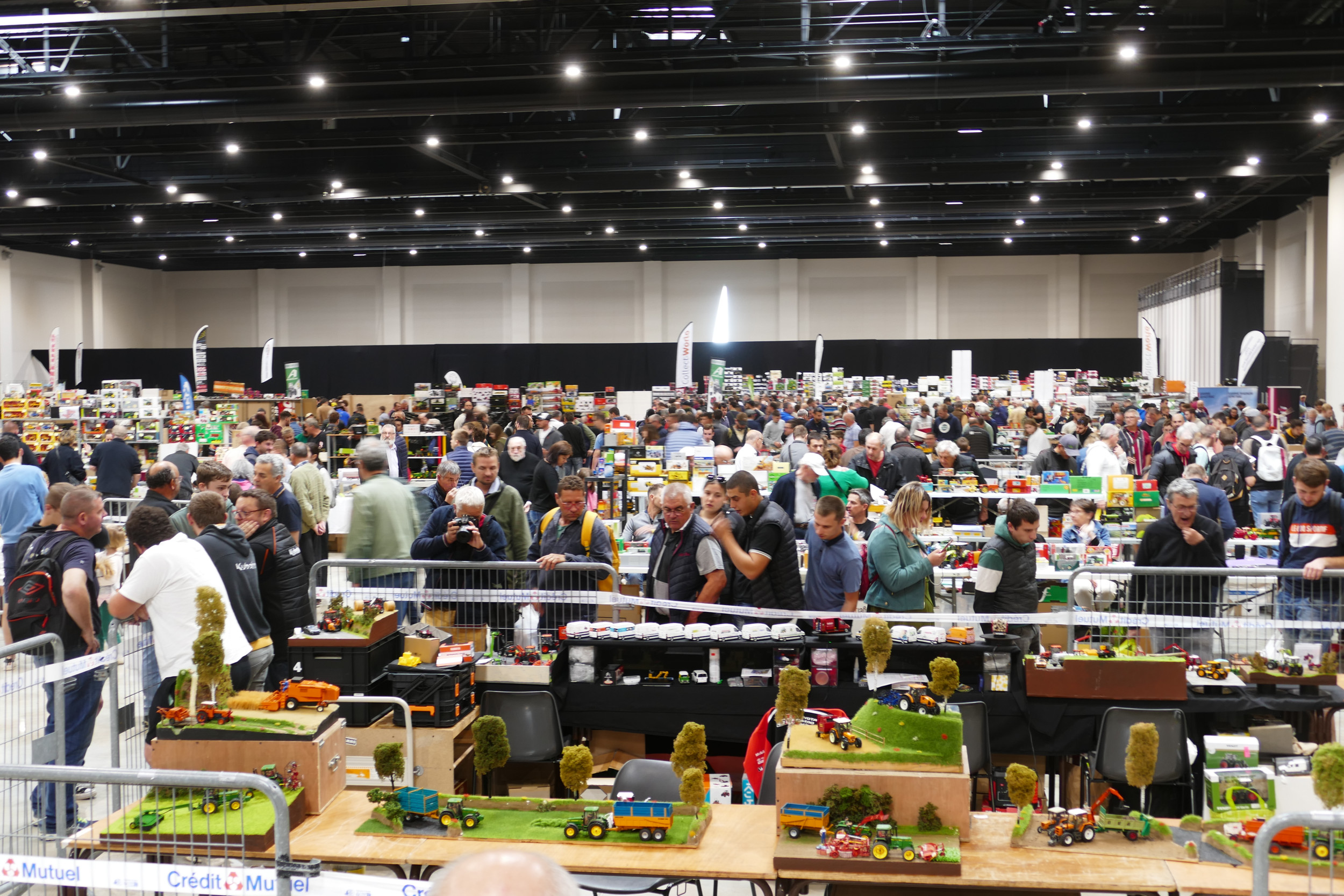 Op de miniaturenbeurs in het Franse Chartres trokken de diorama’s veel belangstelling. In een splinternieuwe beursgebouw ontving miniaturenclub Agri Coll Asscociation (ACA) een recordaantal bezoekers en deelnemers. – Foto’s: Martin Smits