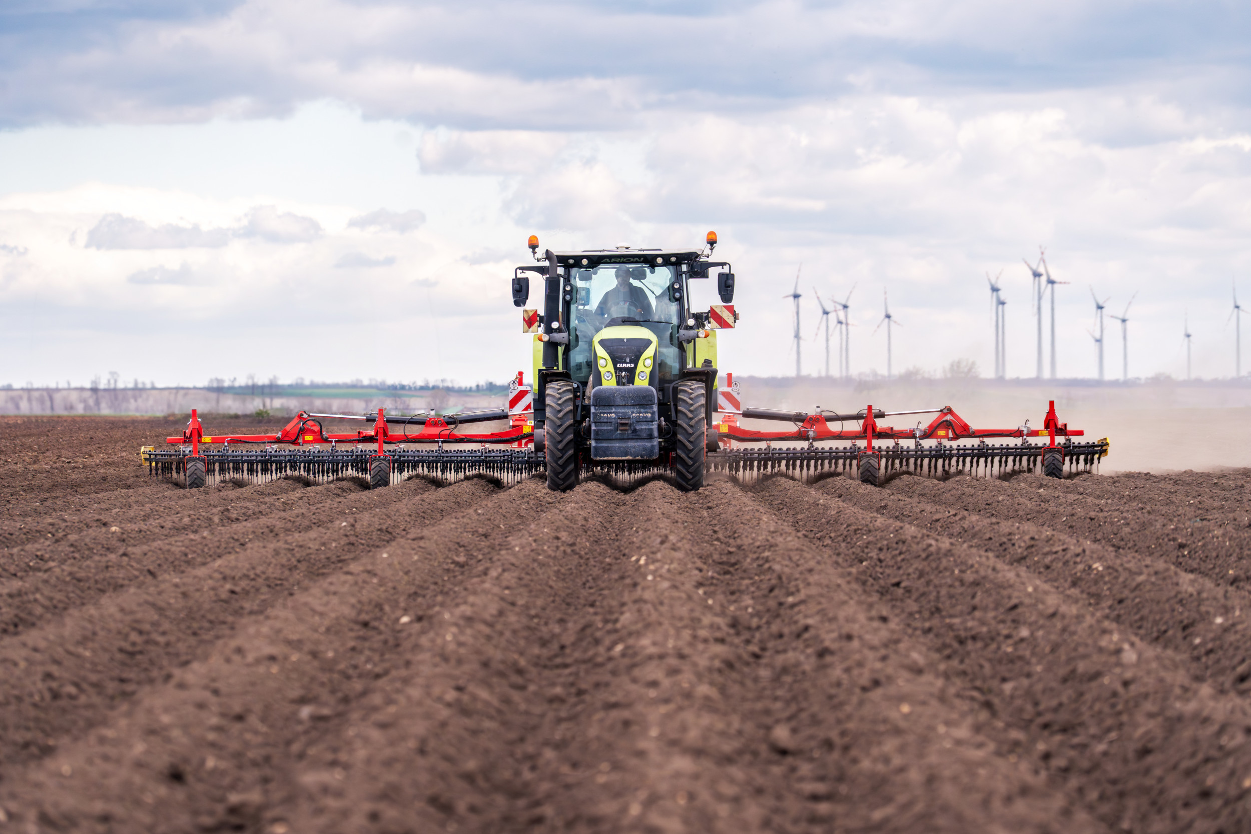 De Pöttinger Tinecare V 12050 Master heeft een werkbreedte van 12 meter. De wiedeg is rij-onafhankelijk inzetbaar voor mechanische onkruidbestrijding in uiteenlopende teelten. Foto’s: Meike Nisius | Pöttinger Landtechnik GmbH