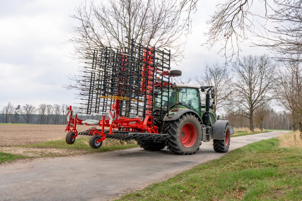 De vijfdelig opklapbare Tinecare-wiedeg heeft een transportbreedte van 2,95 meter. De machine is leverbaar vanaf september 2025.
