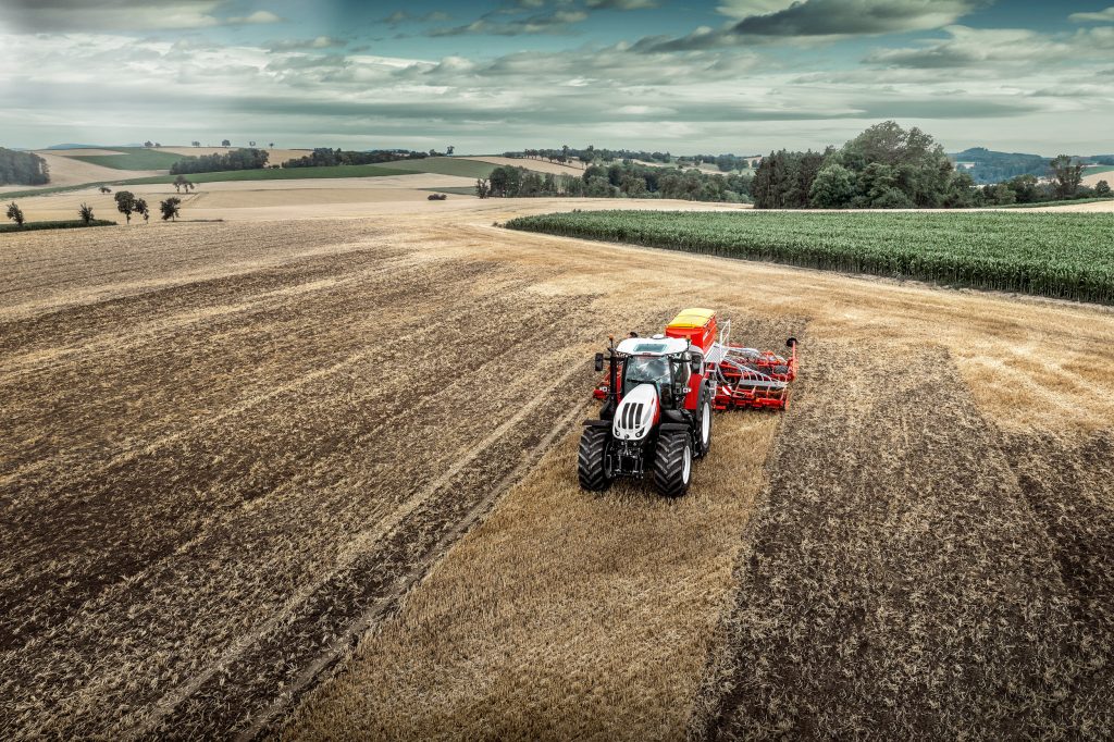 De Steyr Terrus CVT heeft een nieuwe bedieningshendel waarmee je zowel de hef aan de voor- als achterkant kunt besturen. Dat scheelt schakelen.