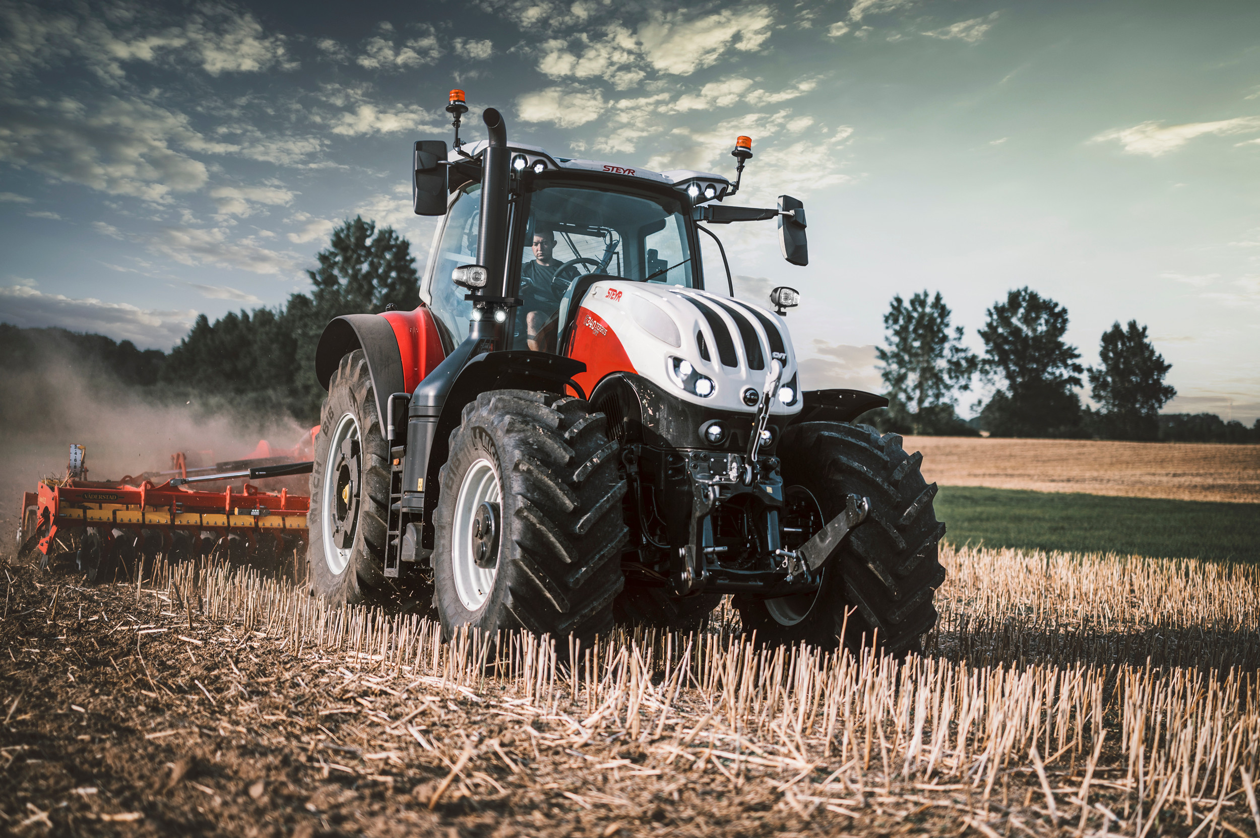De vernieuwde Steyr Terrus CVT, met verbeterde bediening en nieuwe keuzepakketten voor technologie en comfort. is verbonden met internet en beschikt over zogenoemde Tech Packs. Via een app of website kun je zien hoe de trekker presteert en wat hij allemaal doet.