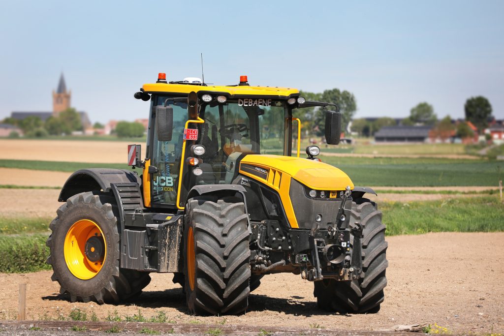 Bruno Degroote gebruikt zijn Fastrac 4220 iCON in het voorjaar voor landwerk: schijveneg, rotorkopeg en cultivator, alle met 5 meter werkbreedte. Verder gebruikt hij de trekker voor mesttransport (25 kuub), en in het najaar voor aardappeltransport (drie-asser). – Foto: Fotostudio Atelier 68