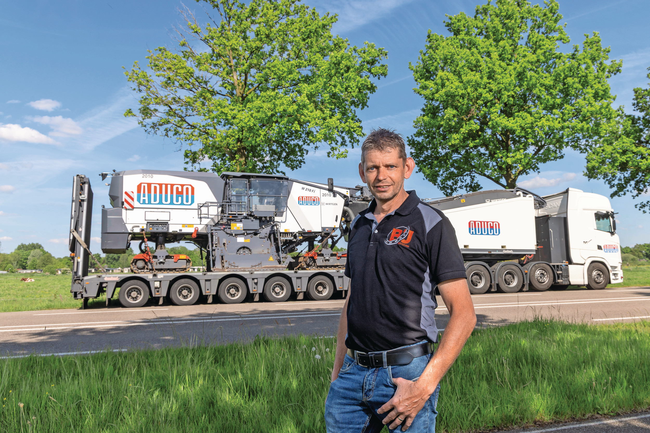 Bas Janssen is machinist op een asfaltfrees. Hij werkt met een Wirtgen W210FI met 2 meter werkbreedte. ”Ik wilde al jong boer worden, maar kom niet uit de sector. Dat lukt dus niet, maar de belangstelling voor trekkers en machines is altijd gebleven.” – Foto: Koos Groenewold