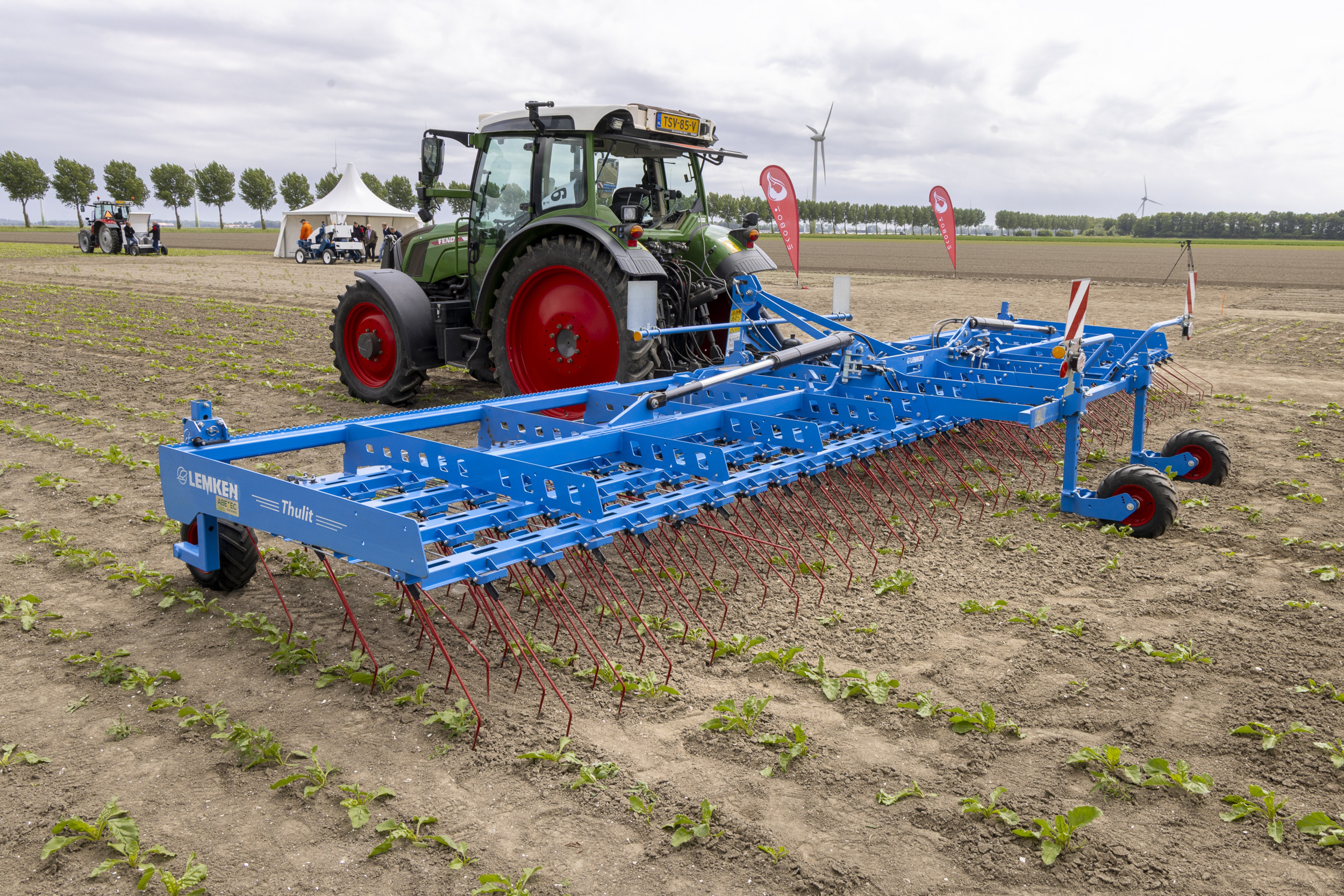 De Lemken Thulit MF/900-wiedeg met een werkbreedte van 9 meter in actie op Akkerbouwdag 2025 in Lelystad (Fl.). Daar hoorde TREKKER dat Lemken bezig is met de ontwikkeling van een 15 meter brede versie. – Foto: Koos Groenewold