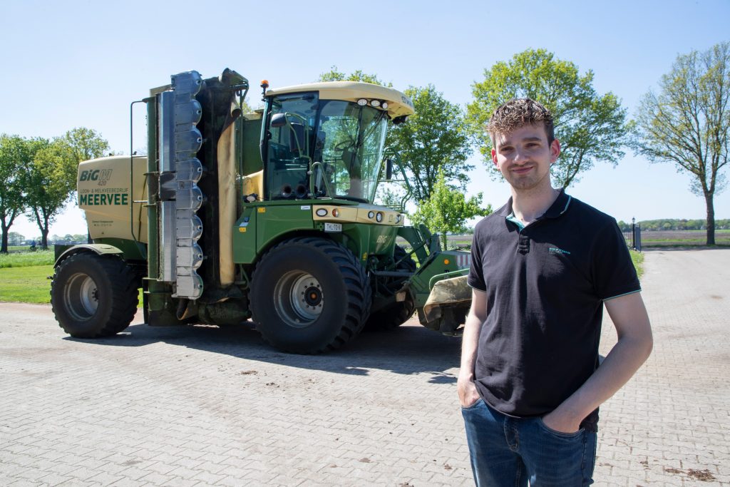 Wesley Meerkerk (28) heeft een gebruikte Krone Big M 420 uit 2017. ”De maaicapaciteit is echt groter dan met een trekker-vlindermaaiercombinatie. Anderzijds zijn de onderhoudskosten ook hoger”, vindt de melkveehouder. – Foto: Hans Banus