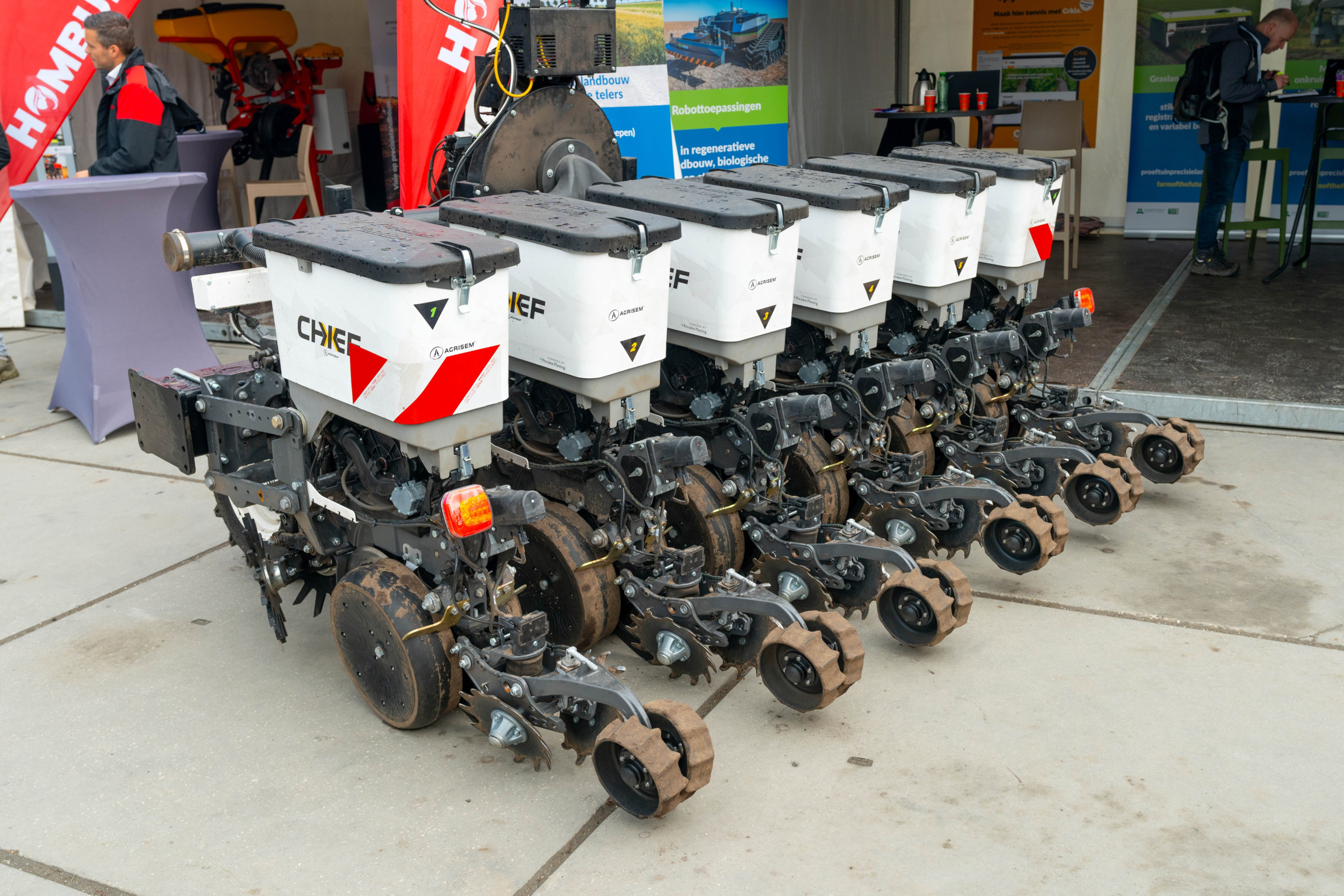 De Precision Planting Agrisem Chief is geschikt voor directzaai en uitgerust met onder andere rijschoners, grote schijvenkouters die de zaaivoor openen en hydraulische drukregeling op elke zaaiunit.