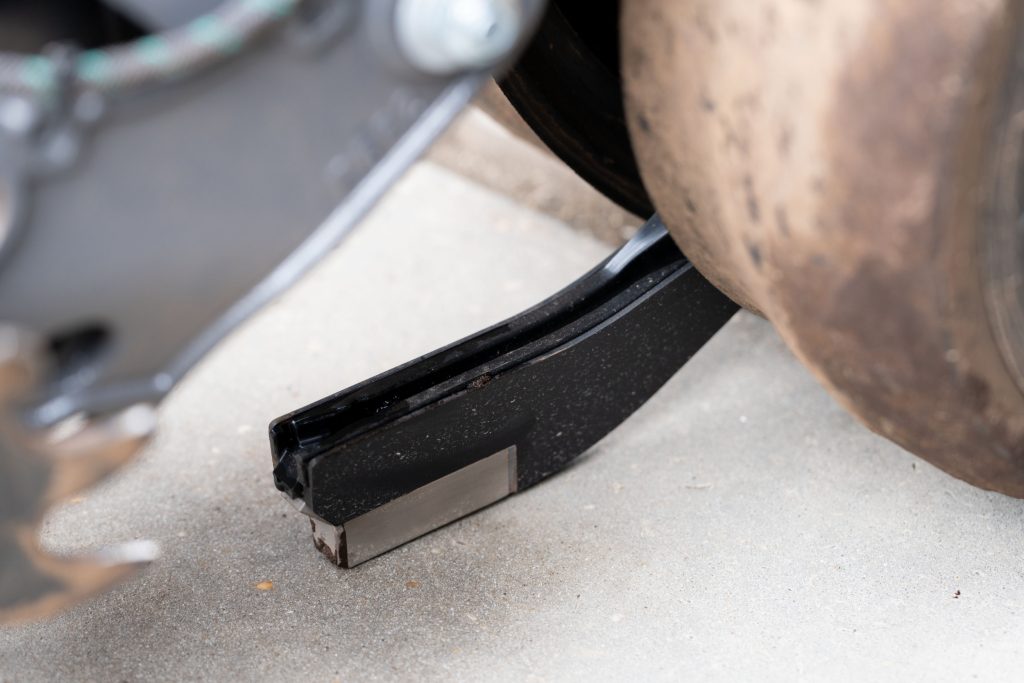 In de zaaivoor meten sensoren continu het bodemvochtgehalte, waarop de zaaidruk (downforce) automatisch wordt aangepast.