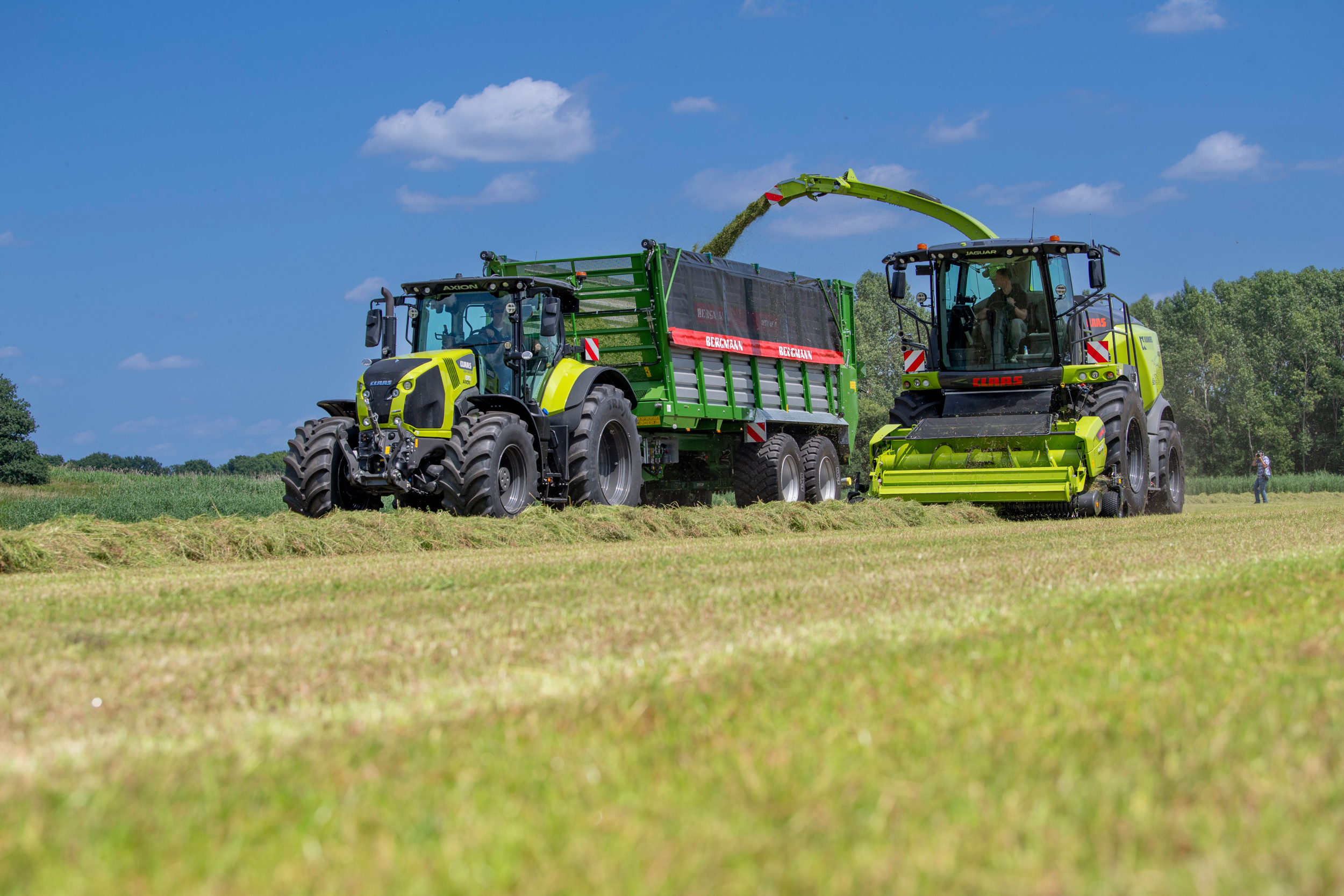 Op Grasdag 2025 toonde importeur Kamps de Wild de eerste Bergmann HTW 45 S-silagewagen die het bedrijf heeft geïmporteerd. De wagen werd gedemonstreerd samen met een Claas Jaguar 980 en Claas Axion 870 Night Edition. Foto: Mark Pasveer