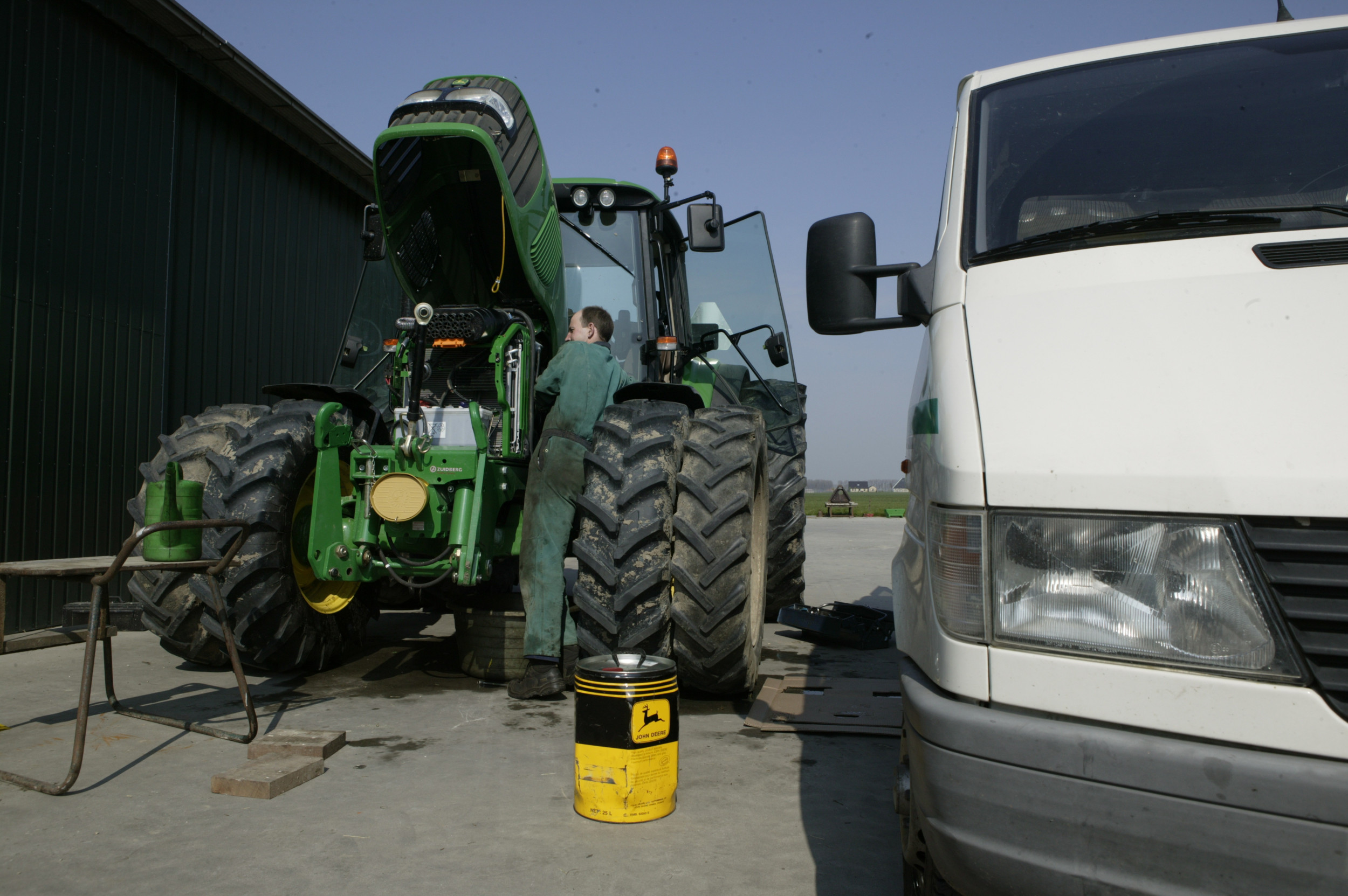 Boer repareert een John Deere-trekker. De rechtszaak die de Amerikaanse mededingingsautoriteit FTC heeft aangespannen tegen John Deere in de VS draait om het recht van boeren om hun eigen machines te mogen onderhouden zonder beperkingen van de fabrikant. – Foto: Mark Pasveer