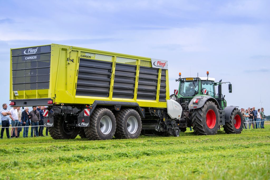 De Duitse machinefabrikant Fliegl nam een aantal jaar geleden de opraapwagen-productie over van Claas. Op de Grasdag demonstreert Fliegl een nieuwe opraapwagen. – Foto: Mark Pasveer