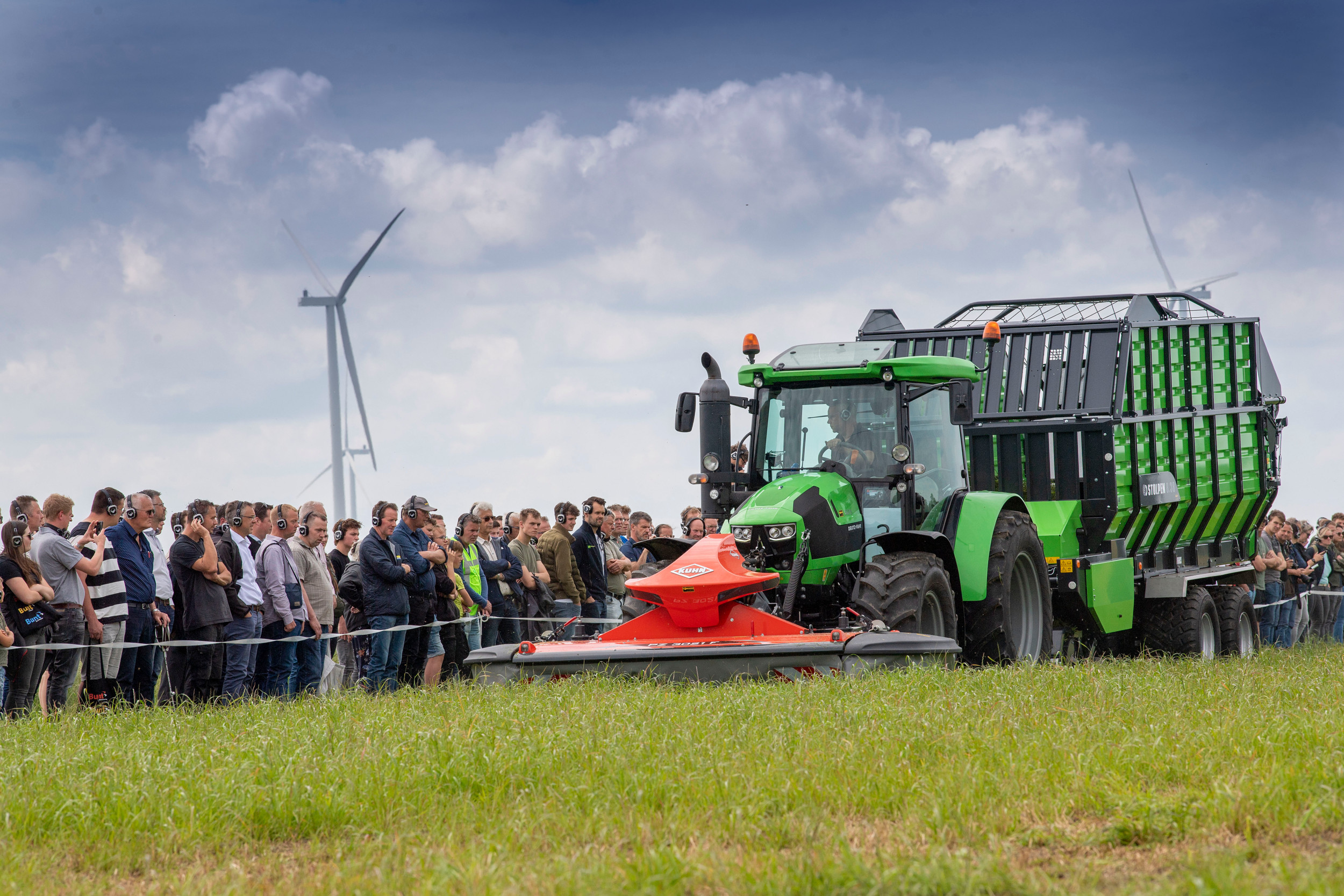 Op donderdag 19 juni wordt Grasdag 2025 gehouden op het bedrijf van de gebroeders Loonen in Merselo (L.). Bekijk een machinestraat én een megagrote velddemonstratie met de nodige machineprimeurs.– Foto: Mark Pasveer