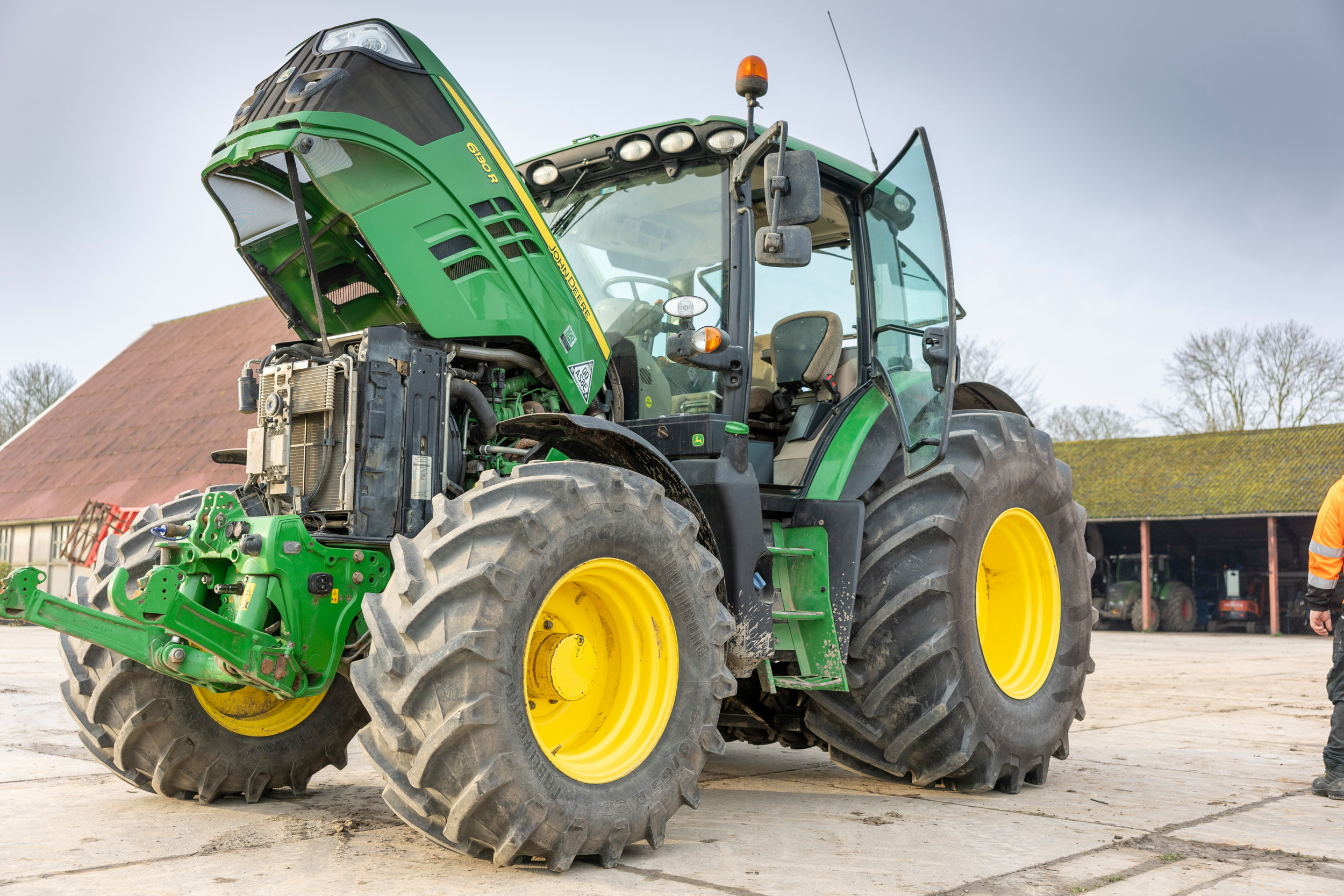 John Deere-dealer Kraakman verhuist al het personeel van de vestiging in Beltrum naar de vestiging in Hengelo (Gld.). De service rondom het gebied in Beltrum wordt zo veel mogelijk op locatie gedaan met mobiele servicebussen. – Foto: Mark Pasveer