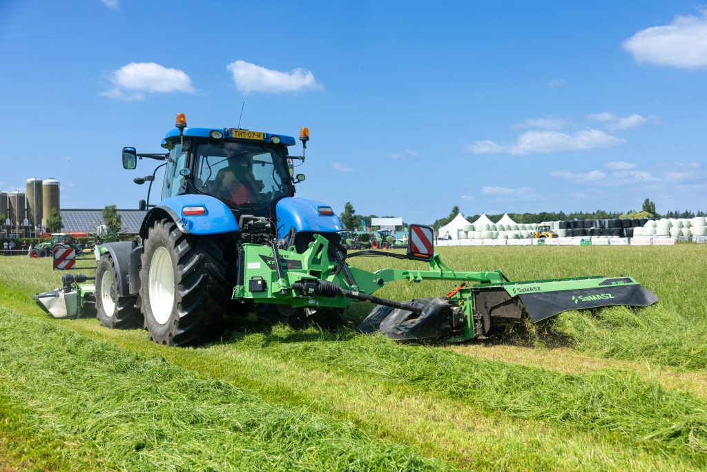 En Vredo is niet de enige met een machineprimeur. Ook Samasz toont zijn XT350SF-achtermaaier mét kneuzer.