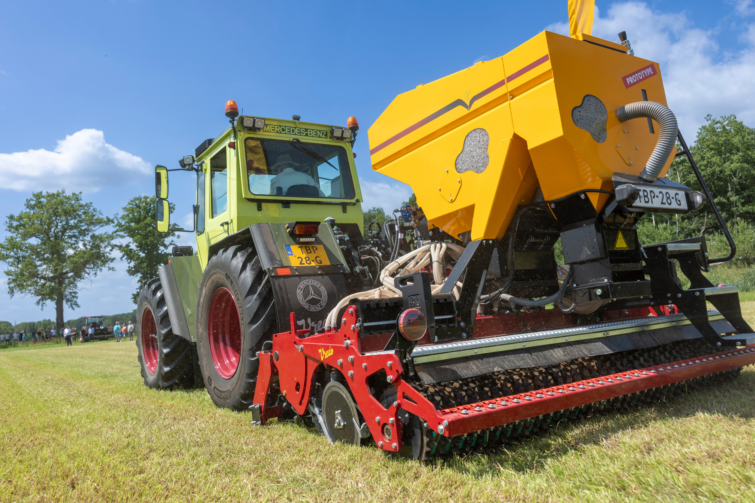 Machinefabrikant Vredo toont zijn DZ5-doorzaaimachine op Grasdag 2025, op 19 juni in Merselo (L.).