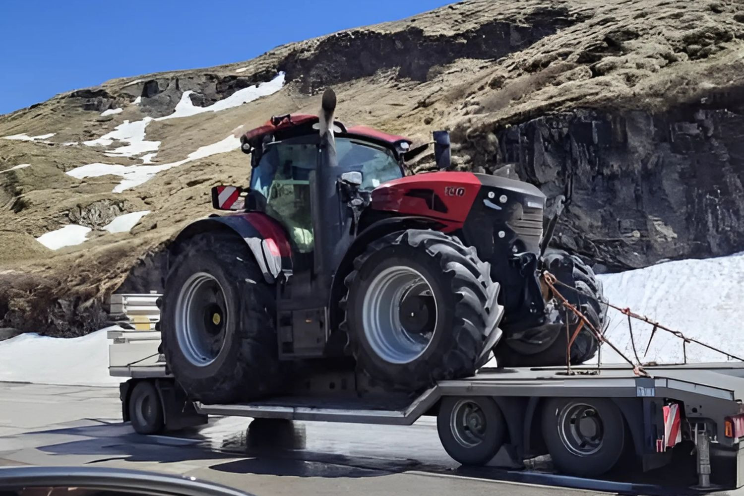 Case IH lijkt een nieuwe serie te testen. Het merk sprak al eens de wens uit om een 500 pk-wieltrekker te ontwikkelen. Dat zou best met deze serie kunnen gaan gebeuren. – Foto’s: Tractorum.it