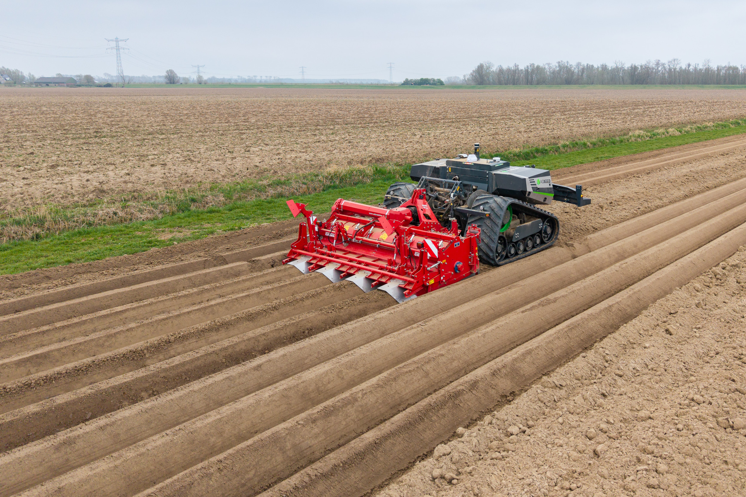 De Agxeed Agbot heeft al 250 uur gedraaid op 160 ha (twee locaties) bij akkerbouwer Marijn Vermuë in Werkendam (N.-Br.). Het voorjaarsseizoen zit er inmiddels op. De autonome rupstrekker heeft goede diensten bewezen bij het klepelen, land zaaiklaar leggen en voorfrezen van aardappelruggen. Vervangt de robot nu de standaardtrekker met chauffeur? – Foto’s: Peter Roek